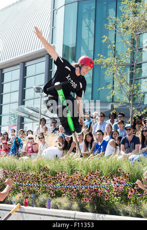 Membre de l'équipe de Stunt Xpogo Canadian Dan Mahoney saute par-dessus une corde à l'Exposition nationale canadienne à Toronto, Ontario Canada Banque D'Images