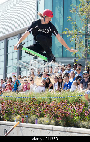 Membre de l'équipe de Stunt Xpogo Dan Mahoney canadien sur une corde géant à l'Exposition nationale canadienne à Toronto, Ontario Canada Banque D'Images