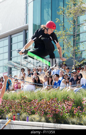 Membre de l'équipe de Stunt Xpogo Canadian Dan Mahoney saute d'une corde à l'Exposition nationale canadienne à Toronto, Ontario Canada Banque D'Images