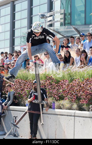 Membre de l'équipe de Stunt Xpogo Ryan O'Malley procède à l'Exposition nationale canadienne à Toronto, Ontario Canada Banque D'Images