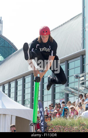 Membre de l'équipe de Stunt Xpogo Dan Mahoney procède à l'Exposition nationale canadienne à Toronto, Ontario Canada Banque D'Images