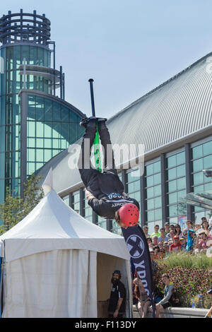 Membre de l'équipe de Stunt Xpogo Dan Mahoney effectue un saut périlleux arrière à l'Exposition nationale canadienne à Toronto, Ontario Canada Banque D'Images