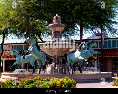 Fontaine de chevaux à Scottsdale en Arizona, dans la banlieue de Phoenix aux Etats-Unis Banque D'Images