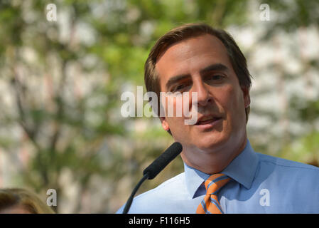 New York, États-Unis. Août 24, 2015. Le sénateur de l'État de New York, Michael Gianaris qui représente le district 12 dans le Queens, NYCHA participe à l'annonce de financement. Le maire Bill De Blasio a rejoint avec le gouvernement fédéral, les états et les responsables locaux d'annoncer le remplacement de toits à la NYCHA Maisons, les Nations unies Queensbridge plus grand complexe d'habitations, et d'expliquer les objectifs de la "deuxième génération" du logement public NYCHA revamp. Credit : Albin Lohr-Jones/Pacific Press/Alamy Live News Banque D'Images