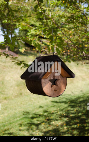 Hanging birdhouse in soleil pommelé Banque D'Images