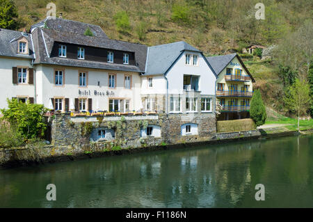 Hotel Beau Site sur les rives de la Sûre dans le village de Esch-sur-Sûre dans les Ardennes en Luxembourg Banque D'Images