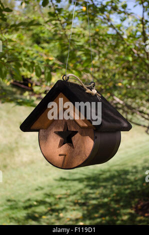 Hanging birdhouse prêt pour les occupants à plumes Banque D'Images