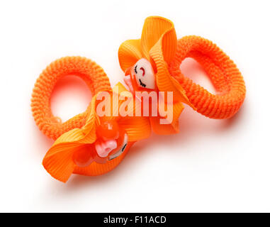 Les bandes de caoutchouc orange pour un enfant sur le fond blanc Banque D'Images