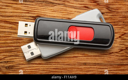 Les lecteurs flash USB sur le fond en bois Banque D'Images