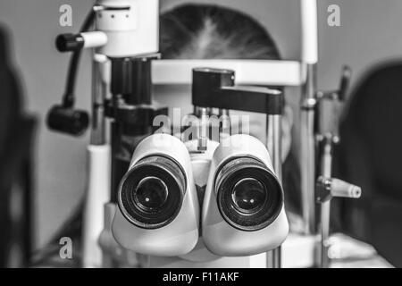 Belle jeune femme ayant l'essai d'oeil à l'optométriste Banque D'Images