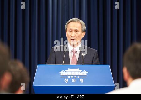 Séoul, Corée du Sud. Août 25, 2015. Kim Kwan-jin, chef de l'Office de la sécurité nationale de Corée du Sud, tient une conférence de presse à Séoul, Corée du Sud, le 25 août, 2015. Après 43 heures de négociations marathon, la Corée du Sud et la République populaire démocratique de Corée (RPDC) ont convenu de désamorcer des tensions accrues dans la péninsule coréenne. © Xinhua/Alamy Live News Banque D'Images