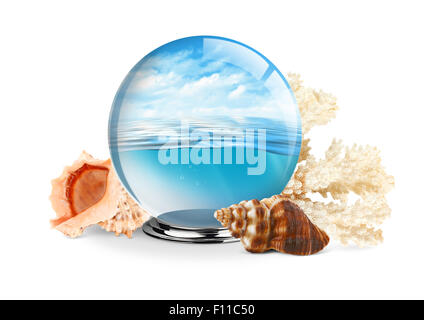 Mer à la bille de verre avec shell et corail sur fond blanc, travel concept Banque D'Images