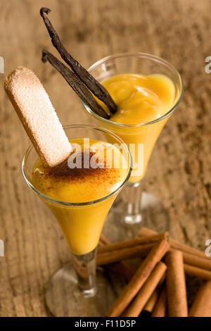 Deux verres de lait de poule (ou d'Advocaat en néerlandais) avec biscuit Banque D'Images