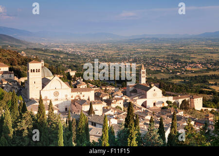 Sur assise avec la Cathédrale de San Rufino et l'église de Santa Chiara, assise, Province de Pérouse, Ombrie, Italie Banque D'Images