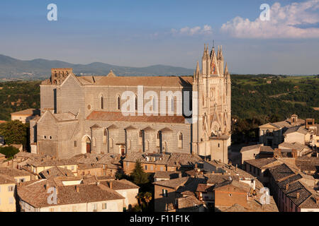 Vue sur le centre historique avec la Cathédrale Santa Maria, Orvieto, Ombrie, Italie Banque D'Images