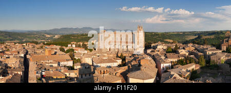 Vue sur le centre historique avec la Cathédrale Santa Maria, Orvieto, Ombrie, Italie Banque D'Images