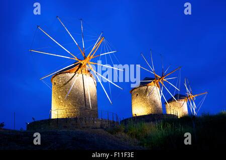 Allumé en moulins à vent de Chora, Patmos, Dodécanèse, îles grecques, Grèce, Europe Banque D'Images