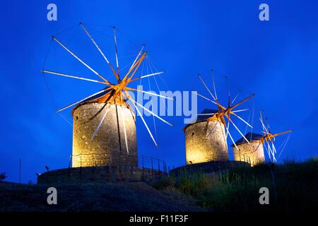 Allumé en moulins à vent de Chora, Patmos, Dodécanèse, îles grecques, Grèce, Europe Banque D'Images