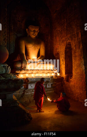 Les moines d'Asie en formation au culte de Bouddha bougies d'éclairage Banque D'Images