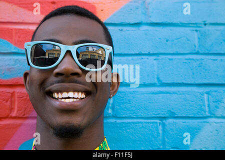 Close up of Black homme portant des lunettes colorées Banque D'Images