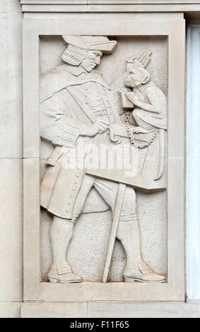 Londres, Angleterre, Royaume-Uni. Maison Buchanan (1934) 3 St James's Square, SW1. Détail façade par Trent Newbury - Organ-Grinder et monkey Banque D'Images