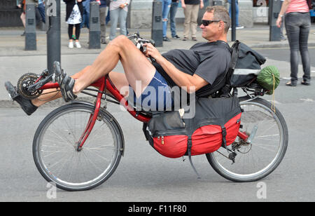 Londres, Angleterre, Royaume-Uni. Vélo de cycliste à la place du Parlement Banque D'Images