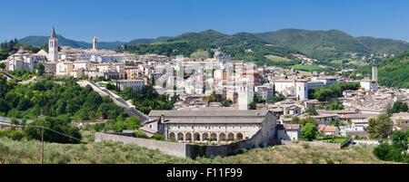 Cityscape with Duomo Santa Maria Assunta et monastère San Ponziano, Ombrie, Italie Banque D'Images