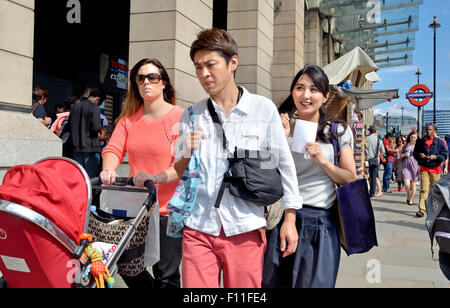 Londres, Angleterre, Royaume-Uni. Asian couple en place du Parlement Banque D'Images