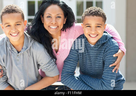 Close up of mother hugging fils outdoors Banque D'Images