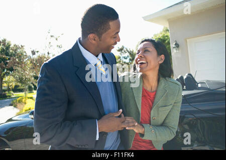 Couple walking in convertible Banque D'Images