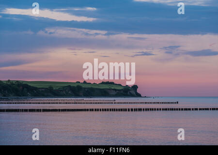 Épis faits de pilotis de bois dans la région de la mer Baltique, des falaises, au crépuscule, Mauvais Boltenhagen, Mecklembourg-Poméranie-Occidentale, Allemagne Banque D'Images