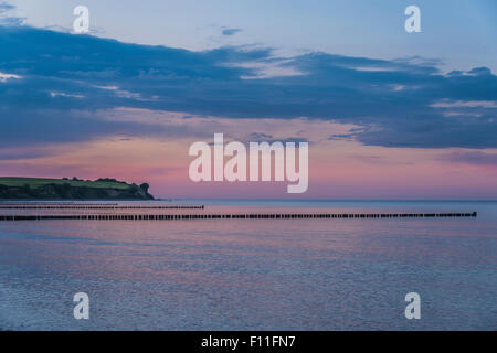 Épis faits de pilotis de bois dans la région de la mer Baltique, des falaises, au crépuscule, Mauvais Boltenhagen, Mecklembourg-Poméranie-Occidentale, Allemagne Banque D'Images