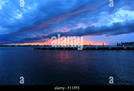 Matériel roulant nuages à coucher du soleil sur Sunset Bay Marina, Stuart, Florida Banque D'Images