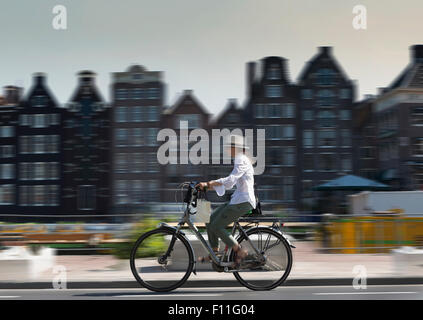 Vue brouillée de cyclistes sur la rue d'Amsterdam, Pays-Bas Banque D'Images