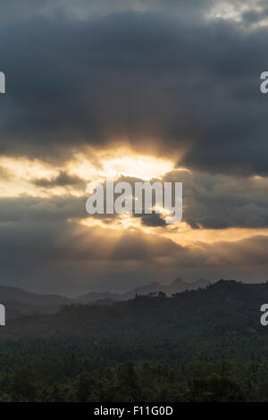 Ciel nuageux sur paysage à distance, Borobudur, Indonésie Banque D'Images