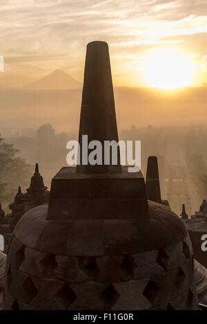 Spires sur le Temple de Borobudur, Borobudur, Indonésie Banque D'Images