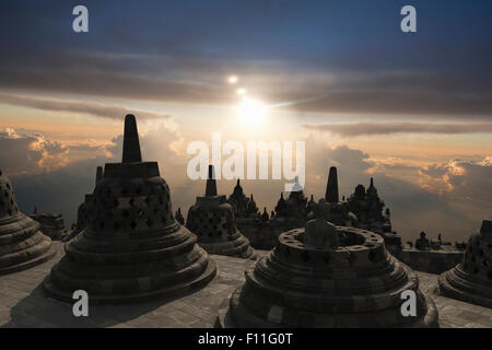 Spires sur le Temple de Borobudur, au coucher du soleil, Borobudur, Indonésie Banque D'Images