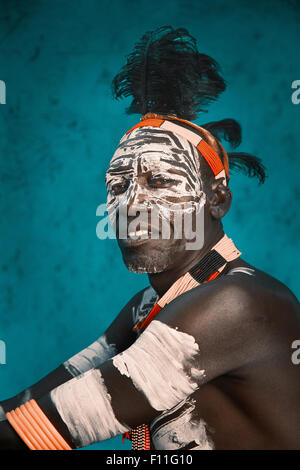 Homme noir vêtu du costume traditionnel de la peinture du corps Banque D'Images