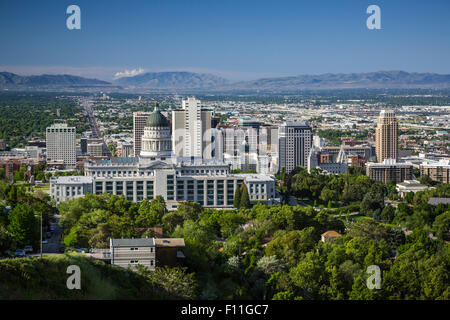 Les toits de la ville et les montagnes de la gamme Wasatch à Salt Lake City, Utah, USA. Banque D'Images