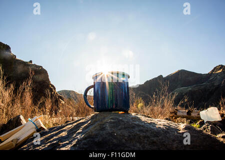 Close up of mug camping sous les montagnes à distance Banque D'Images