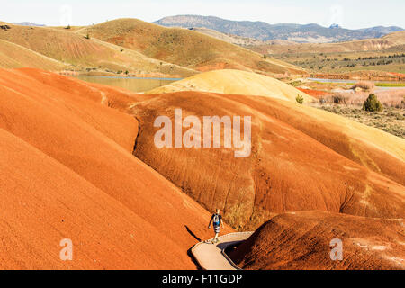 Caucasian hiker sur l'allée en bois dans la région de Desert Hills Banque D'Images