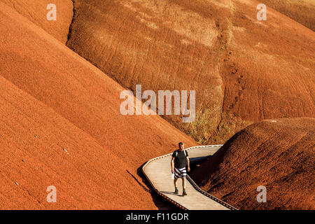 Caucasian hiker sur l'allée en bois dans la région de Desert Hills Banque D'Images