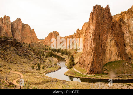 Cours d'eau par des falaises abruptes dans paysage de désert, Smith Rock State Park, Oregon, United States Banque D'Images