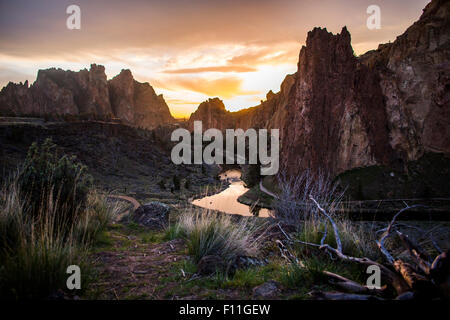 Creek reflétant sunset sky dans paysage de désert, Smith Rock State Park, Oregon, United States Banque D'Images