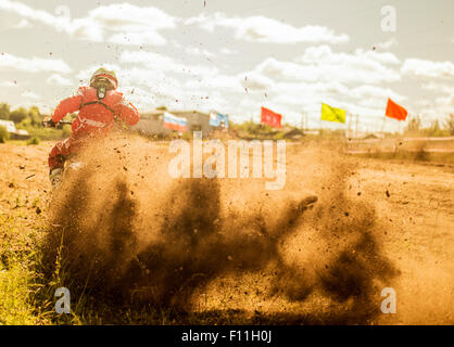 Biker motocross caucasienne de saleté sur la pulvérisation race course Banque D'Images