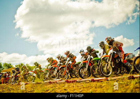 Motocross caucasienne bikers prêts pour la race Banque D'Images