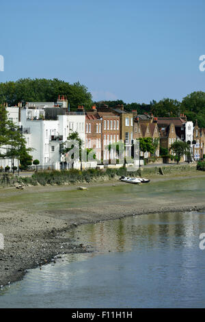 La rivière Thames, Strand-sur-le-Vert, Kew, Londres W4, Royaume-Uni Banque D'Images