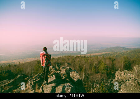 Caucasian hiker admiring view de rock formation à distance Banque D'Images