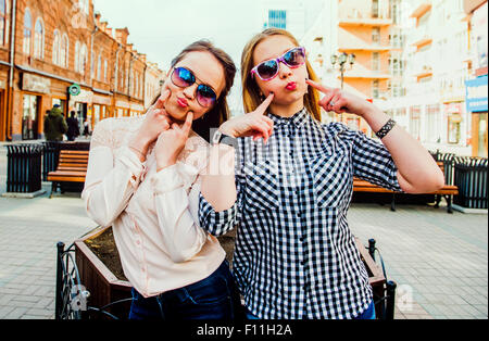 Women making faces in city Banque D'Images