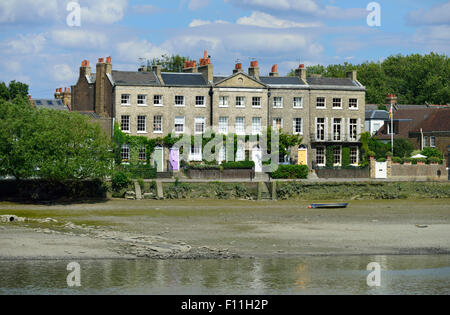 La rivière Thames, Strand-sur-le-Vert, Kew, Londres W4, Royaume-Uni Banque D'Images